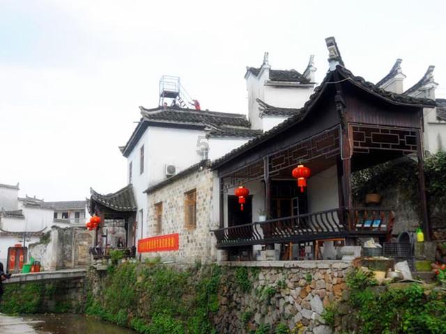 逃离老旧温泉社